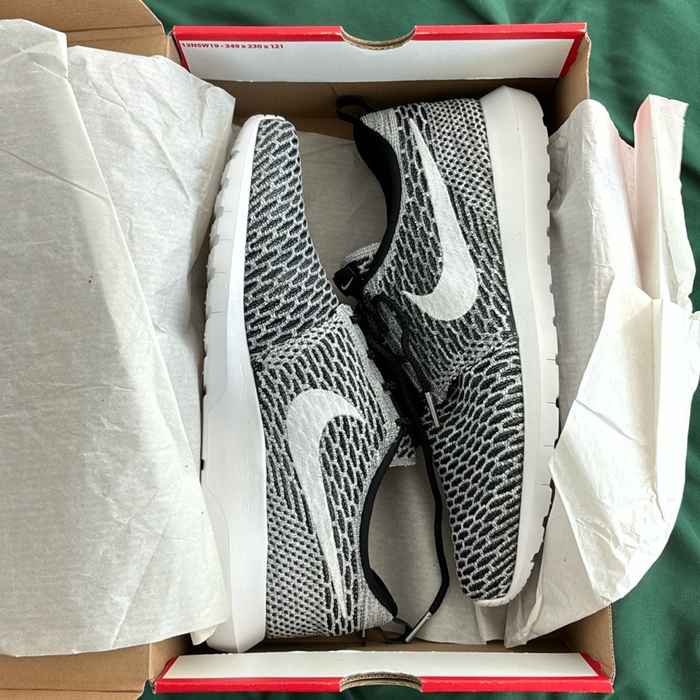 New - Nike Flyknit Rocherun